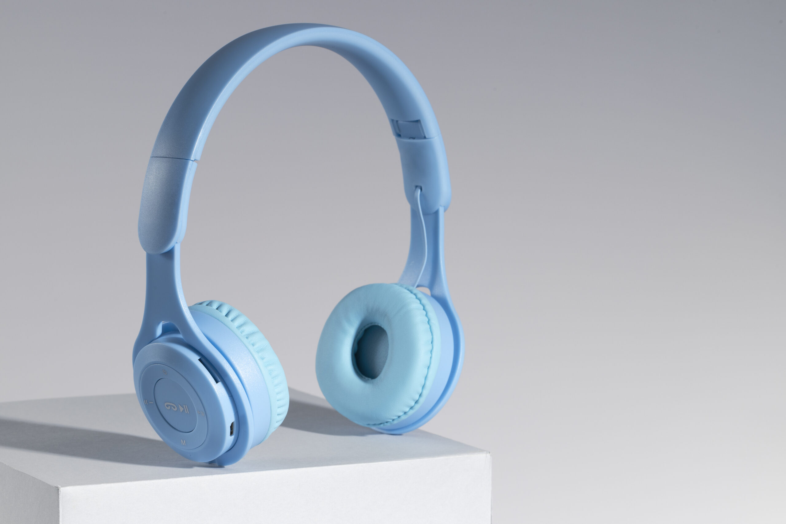 Experience True Freedom: Wireless Headphones with Built-in Mic